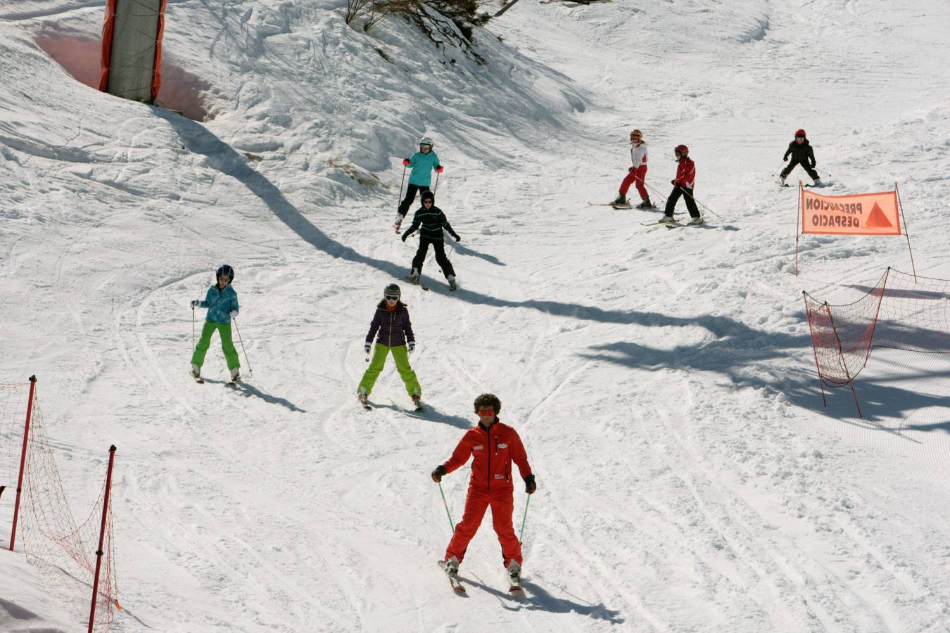 Espléndida jornada de esquí en la estación de Fuentes de Invierno