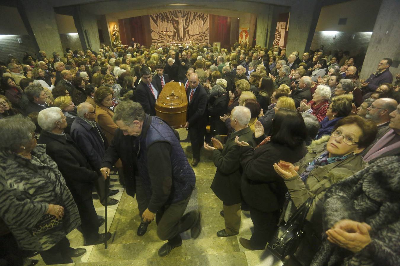 Multitudinaria despedida al sacerdote José Manuel Fueyo