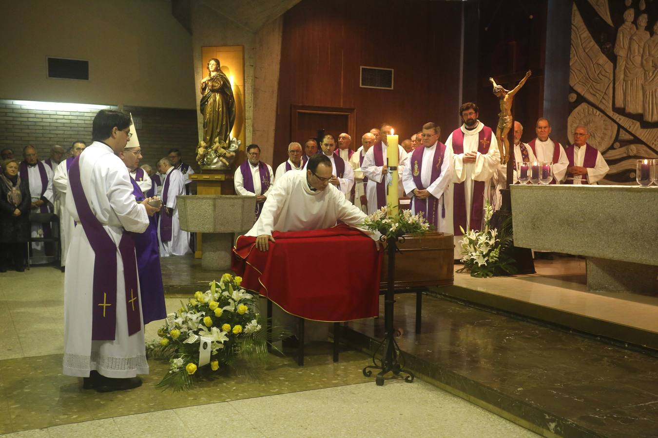 Multitudinaria despedida al sacerdote José Manuel Fueyo