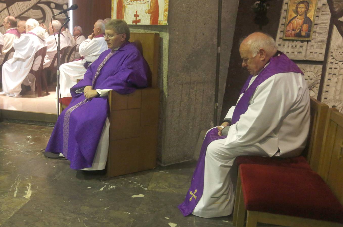 Multitudinaria despedida al sacerdote José Manuel Fueyo