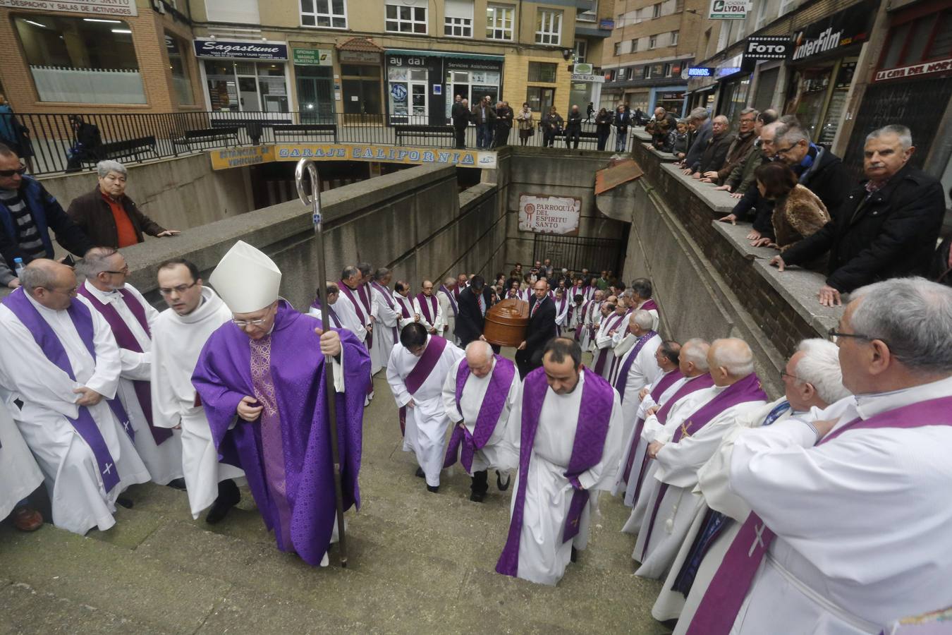 Multitudinaria despedida al sacerdote José Manuel Fueyo