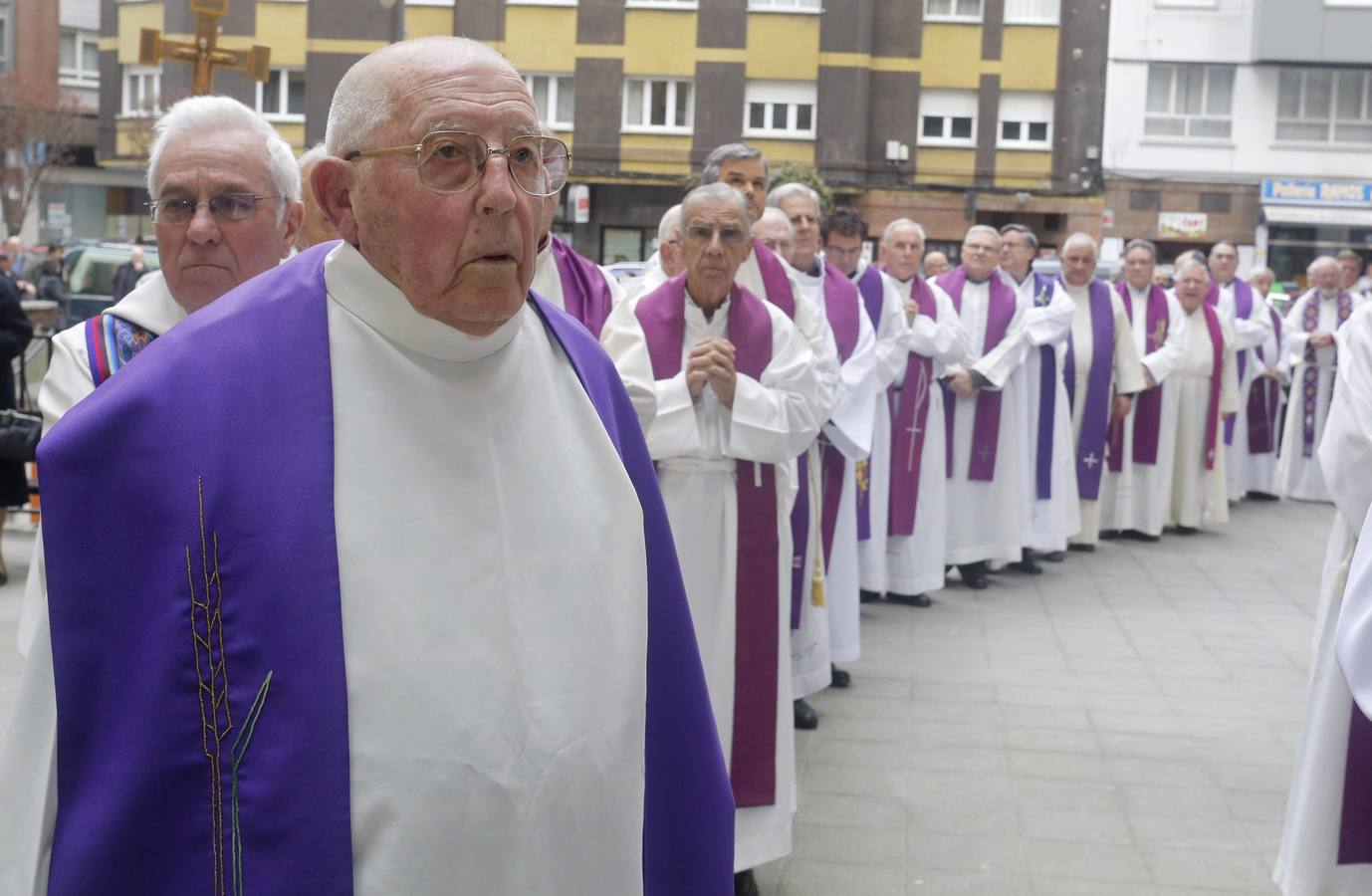 Multitudinaria despedida al sacerdote José Manuel Fueyo