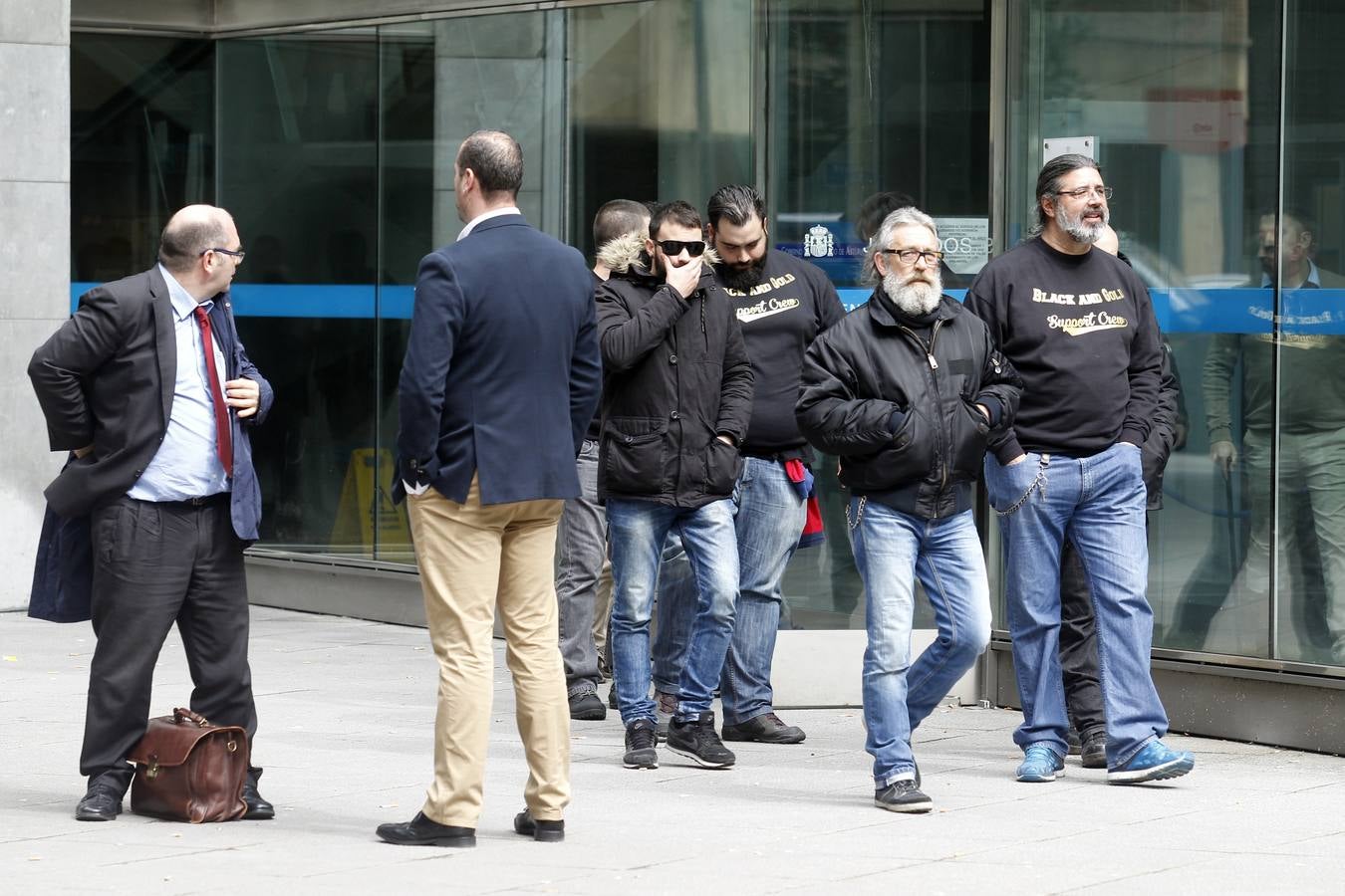 Cinco &#039;outlaws&#039; aceptan dos años y medio de prisión por pegar una paliza a un hombre en Oviedo