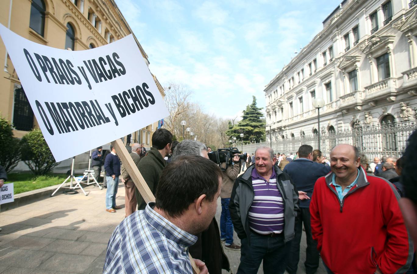 Los ganaderos se manifiestan contra las políticas del Principado