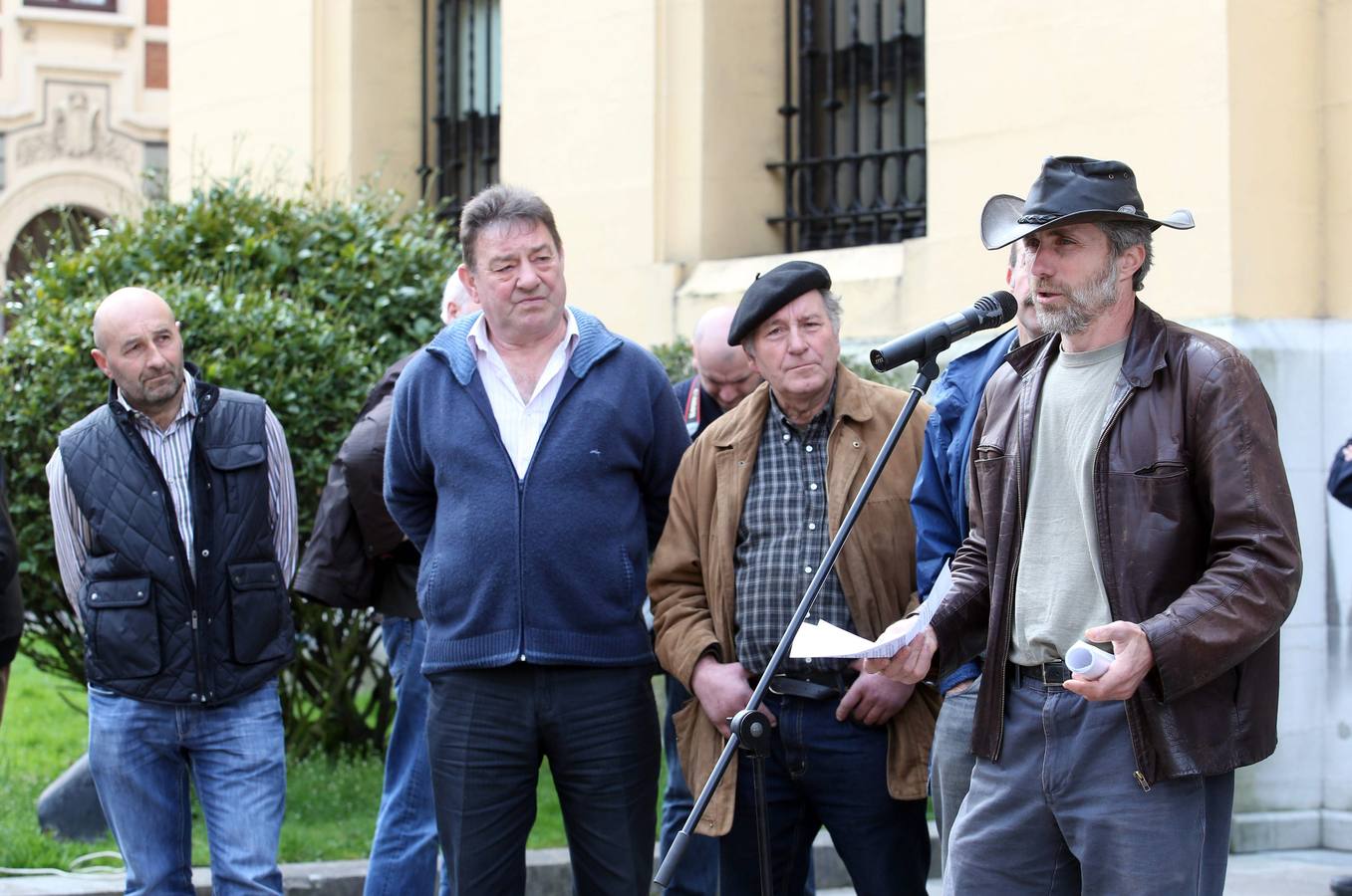 Los ganaderos se manifiestan contra las políticas del Principado