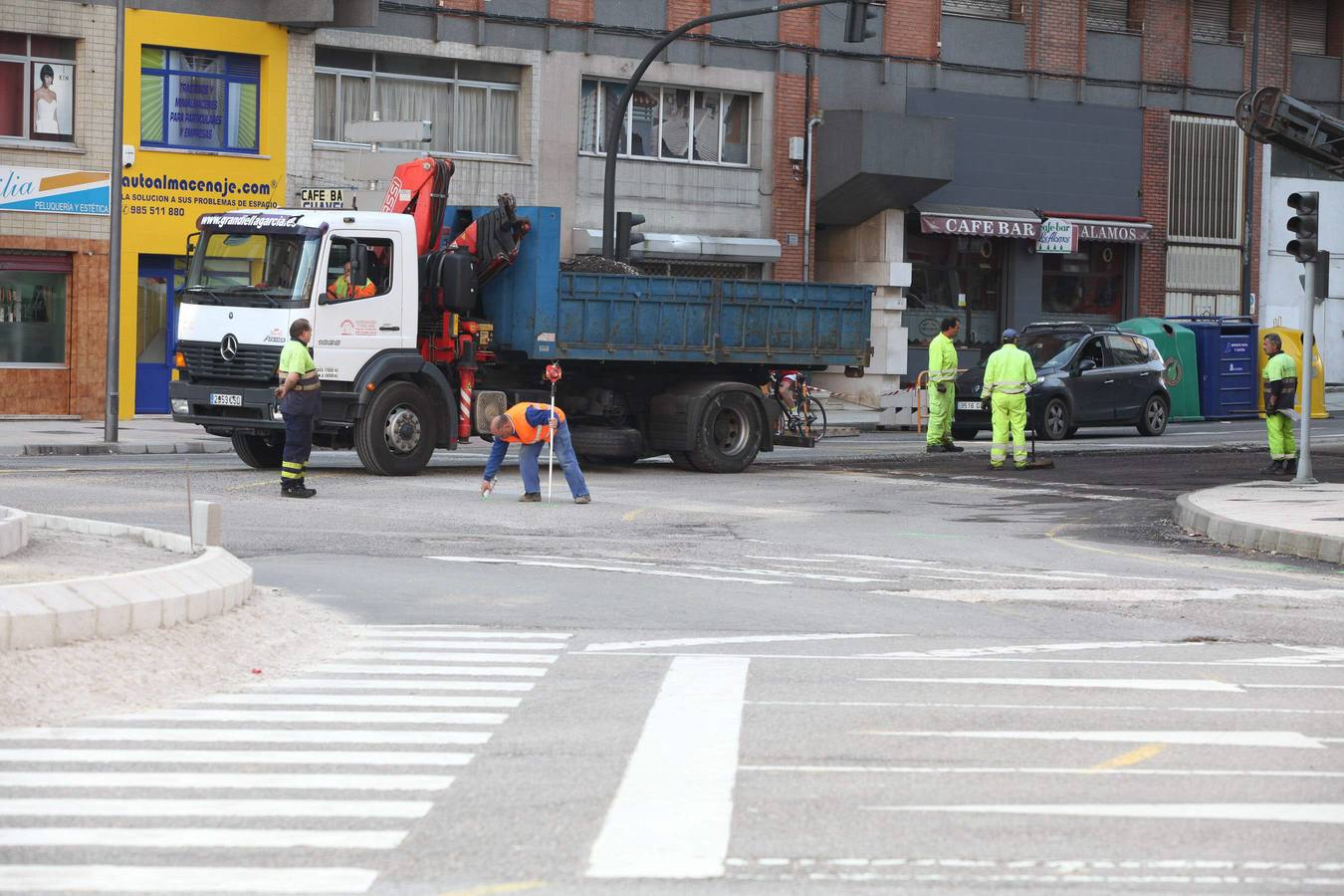 La glorieta de Los Oficios de Avilés, cortada