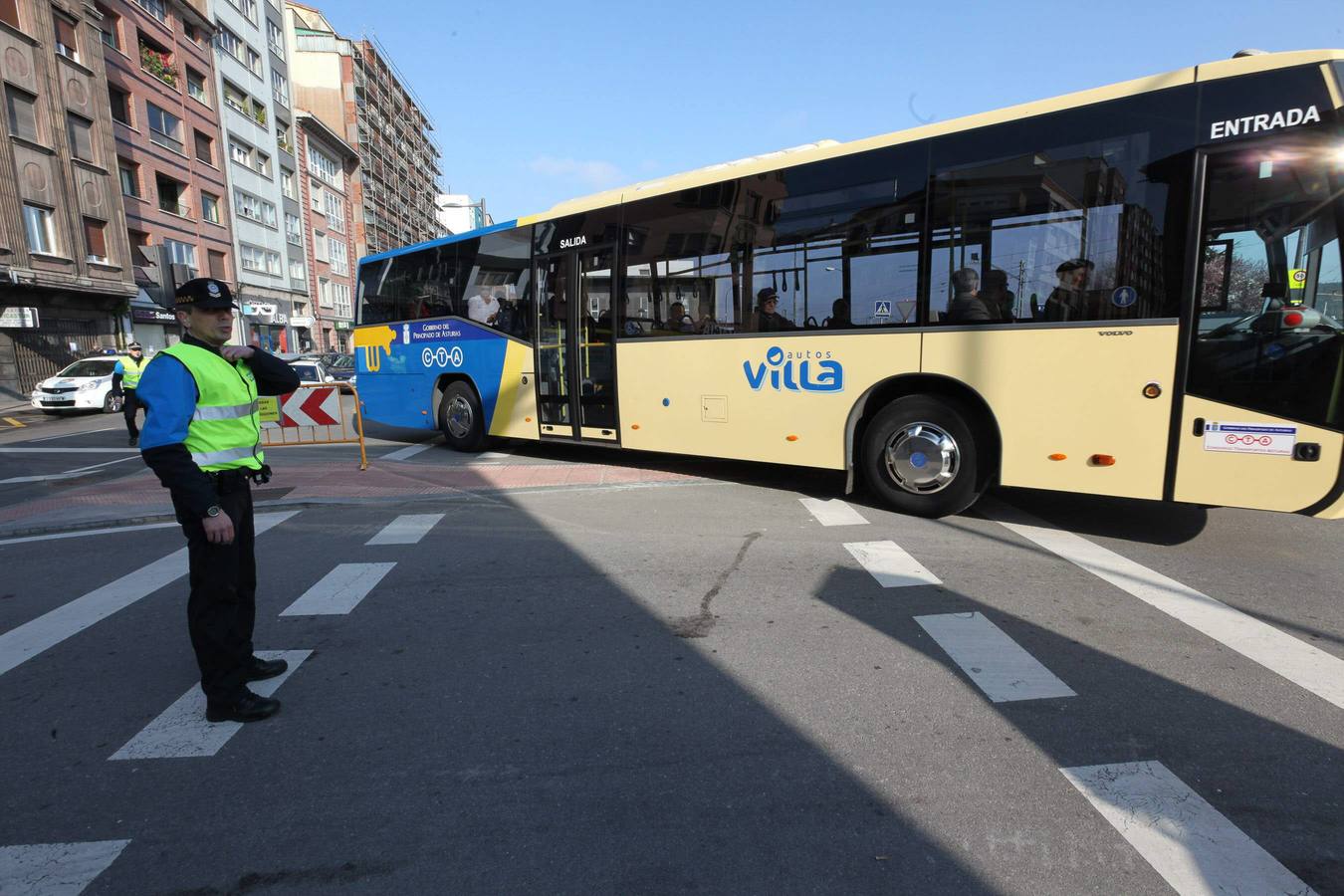 La glorieta de Los Oficios de Avilés, cortada