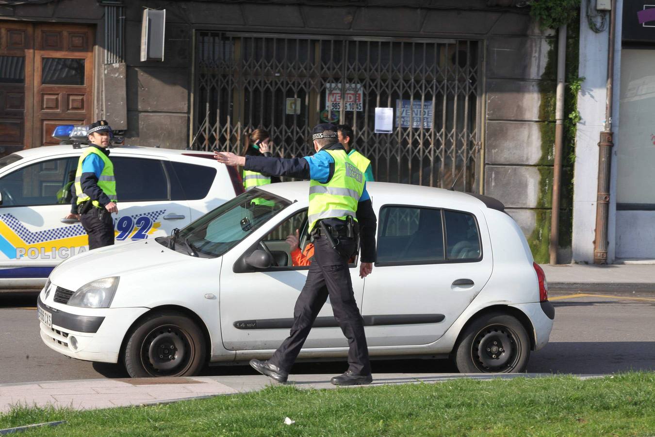 La glorieta de Los Oficios de Avilés, cortada