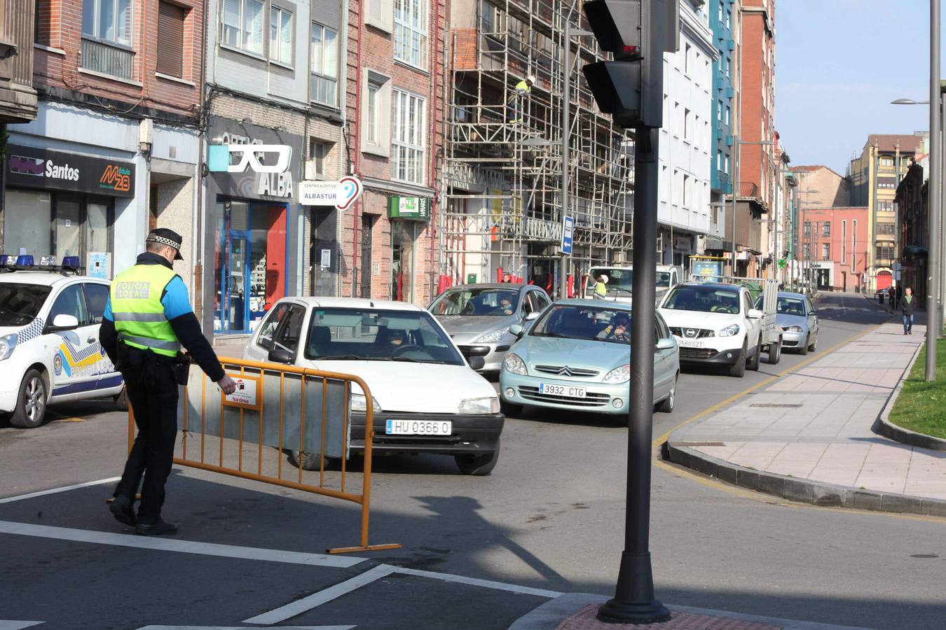 La glorieta de Los Oficios de Avilés, cortada