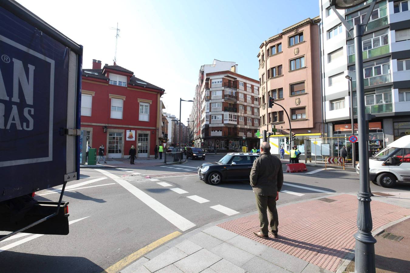 La glorieta de Los Oficios de Avilés, cortada