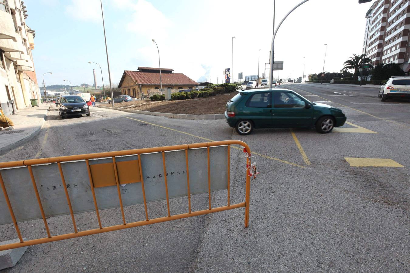 La glorieta de Los Oficios de Avilés, cortada