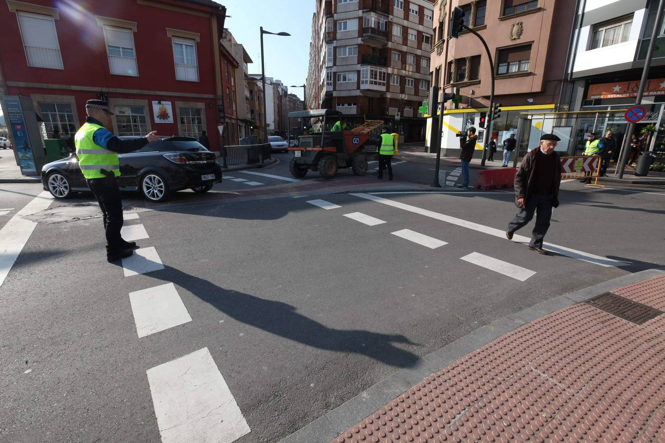 La glorieta de Los Oficios de Avilés, cortada