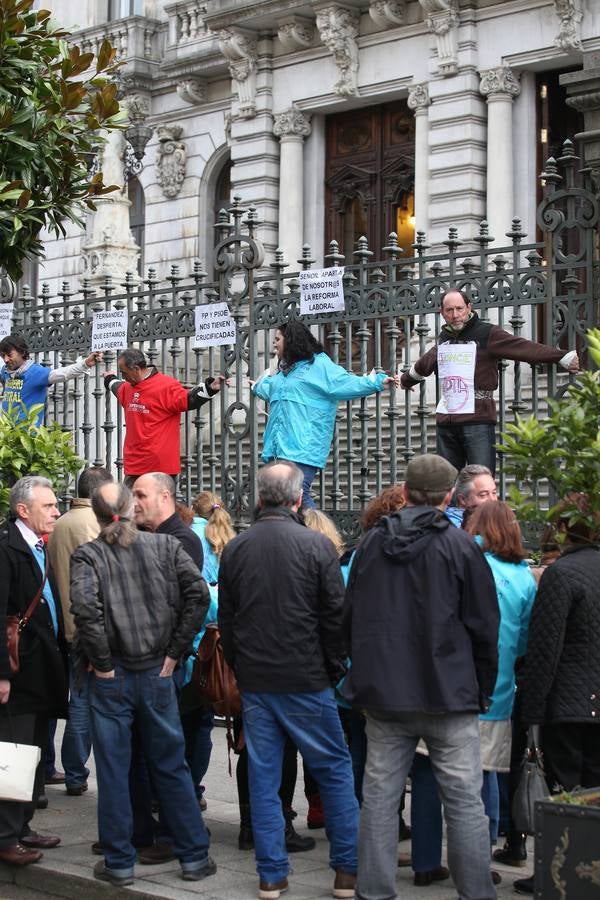 Crucificados frente al Parlamento asturiano por un trabajo mejor