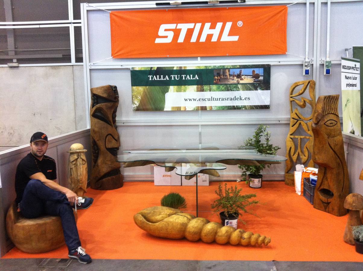 Radek Golebiewski hace impresionantes esculturas con los árboles que poda y tala