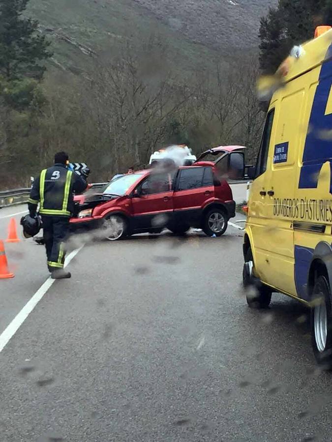 Dos heridos en un accidente en Cangas de Onís