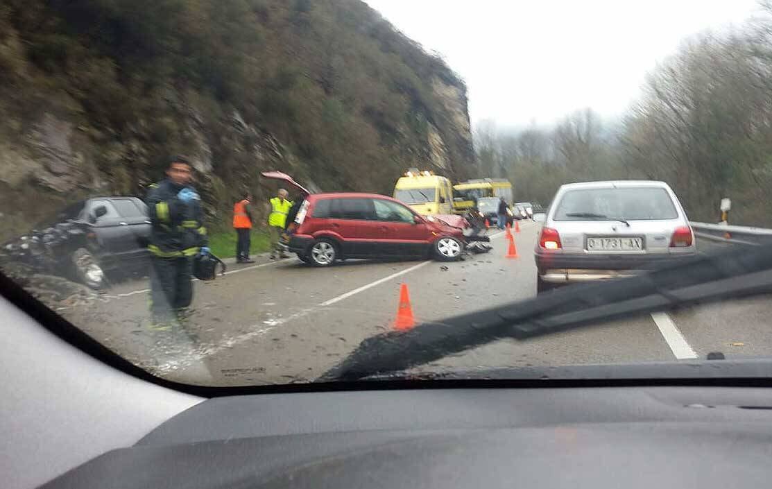Dos heridos en un accidente en Cangas de Onís