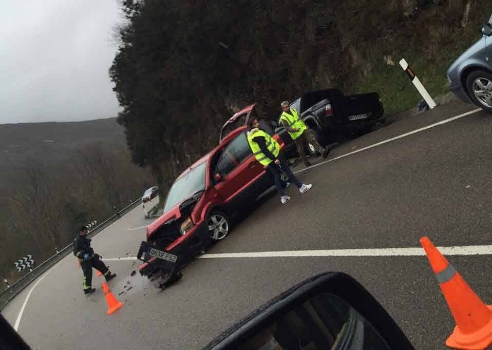 Dos heridos en un accidente en Cangas de Onís