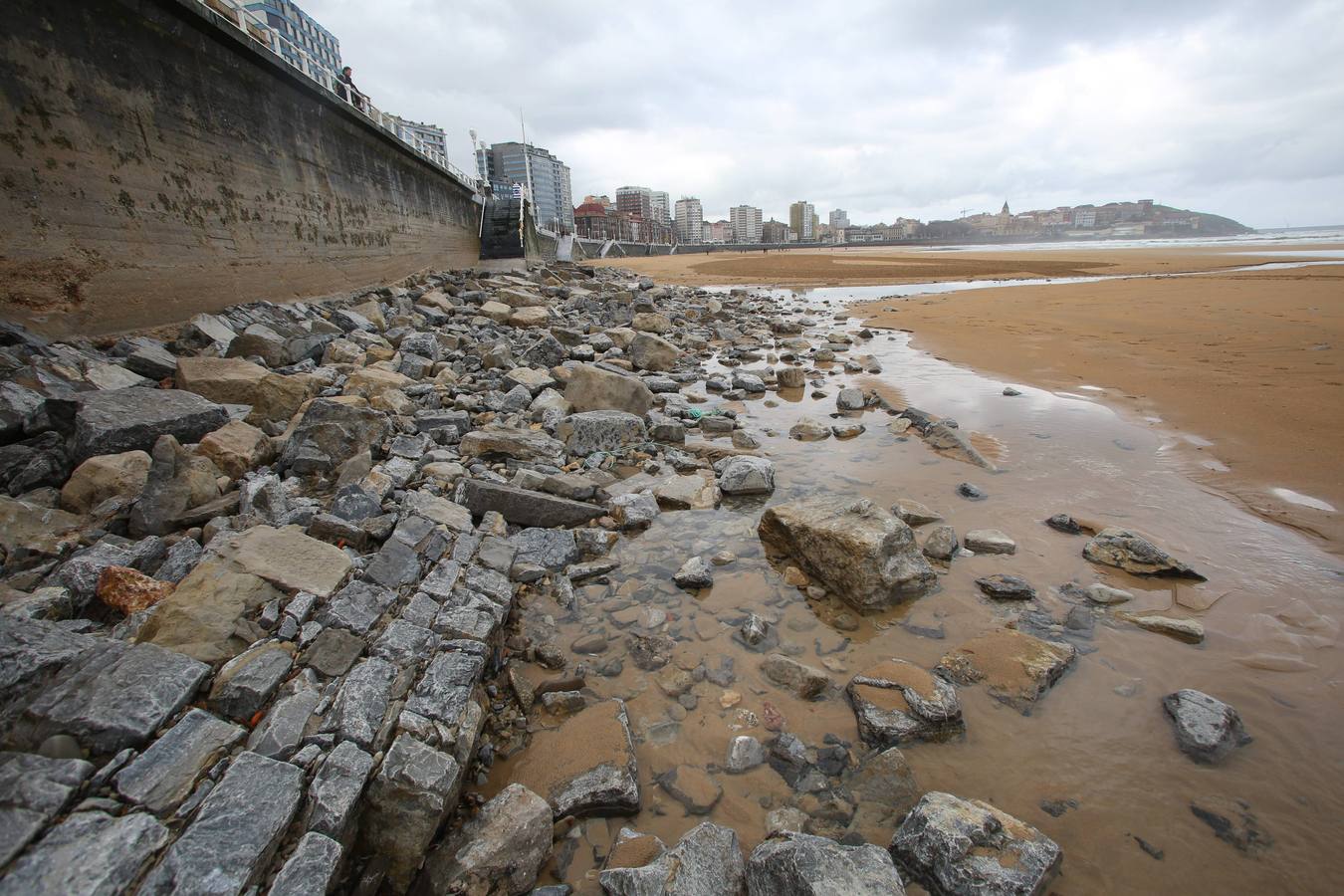 Las consecuencias de las mareas y los temporales en la playa de San Lorenzo