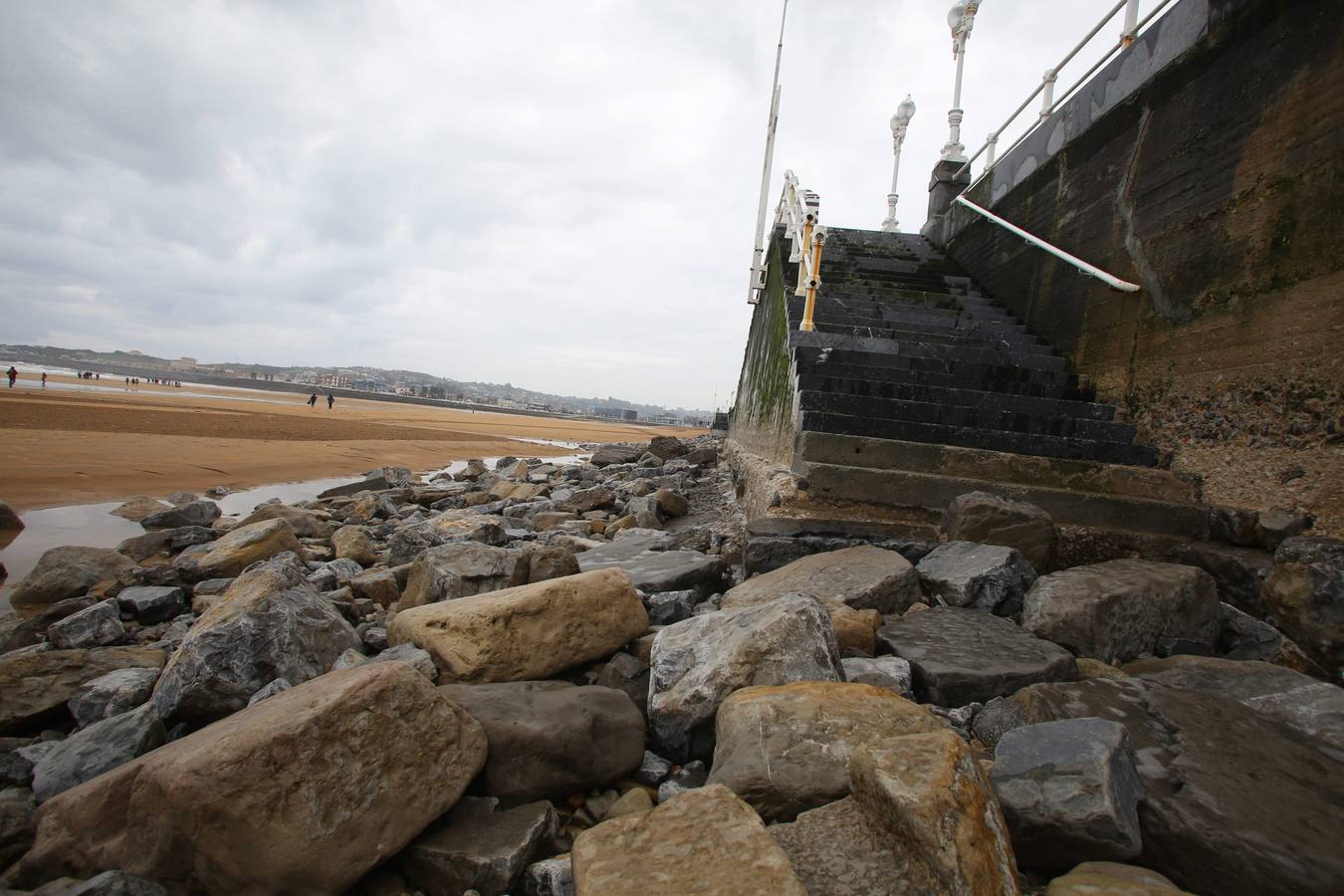 Las consecuencias de las mareas y los temporales en la playa de San Lorenzo