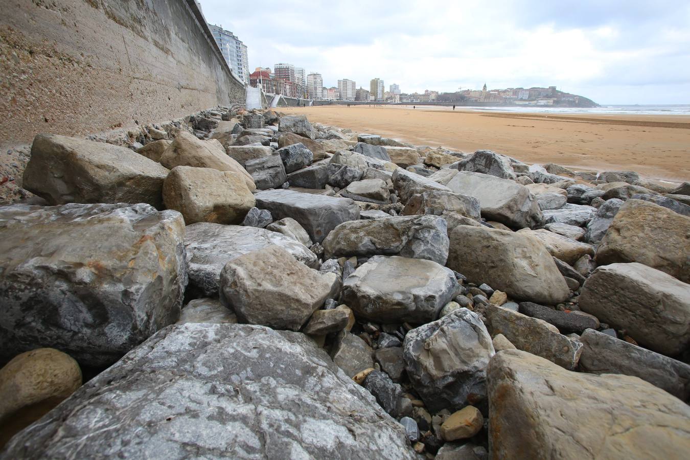 Las consecuencias de las mareas y los temporales en la playa de San Lorenzo