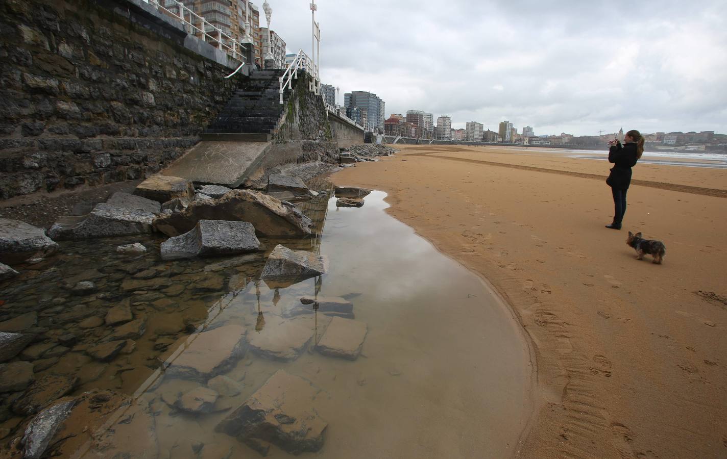 Las consecuencias de las mareas y los temporales en la playa de San Lorenzo