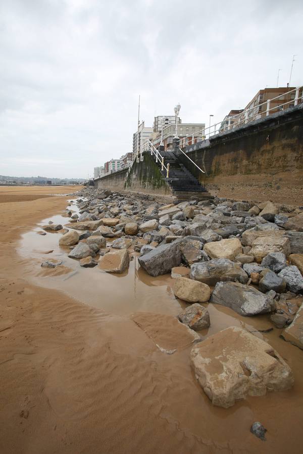 Las consecuencias de las mareas y los temporales en la playa de San Lorenzo