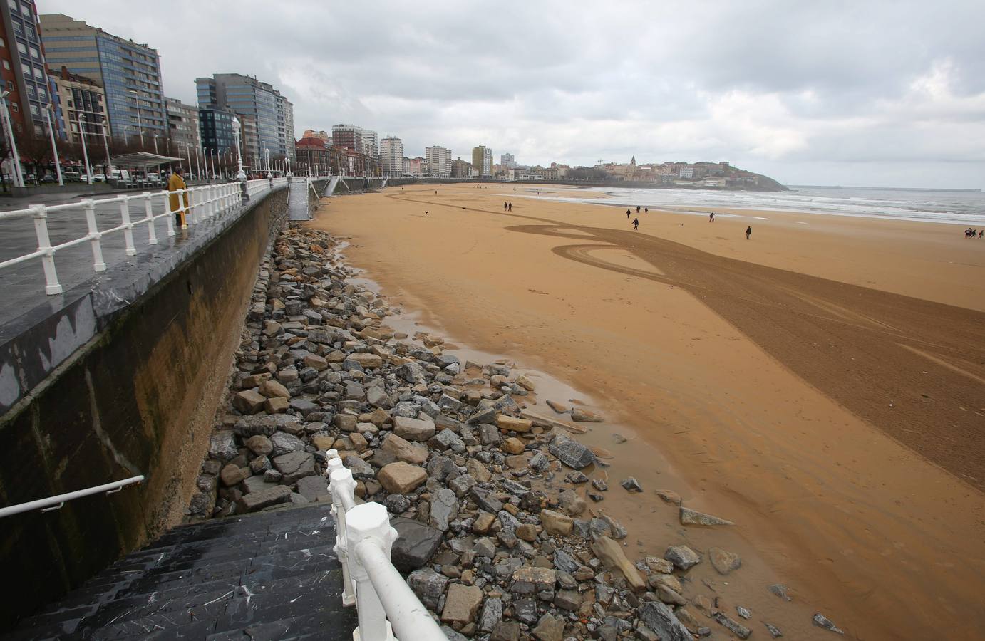 Las consecuencias de las mareas y los temporales en la playa de San Lorenzo