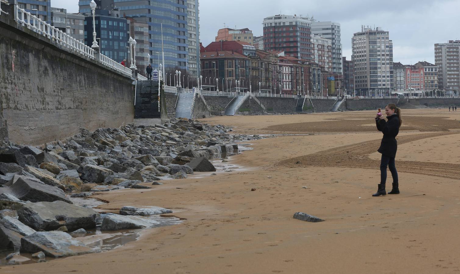 Las consecuencias de las mareas y los temporales en la playa de San Lorenzo