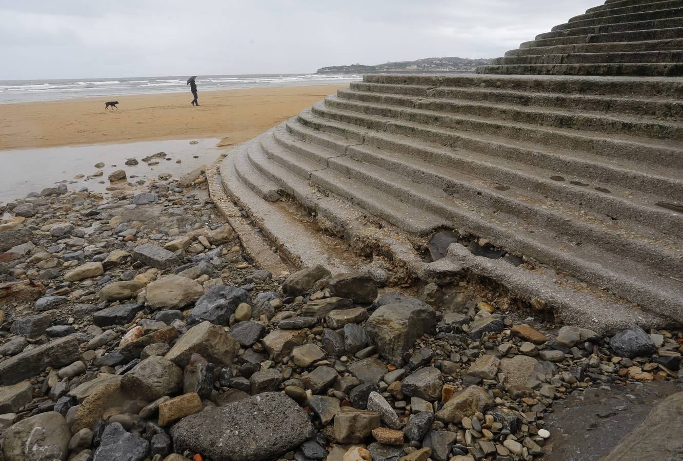 Las consecuencias de las mareas y los temporales en la playa de San Lorenzo