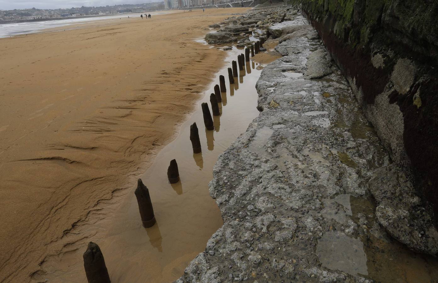 Las consecuencias de las mareas y los temporales en la playa de San Lorenzo