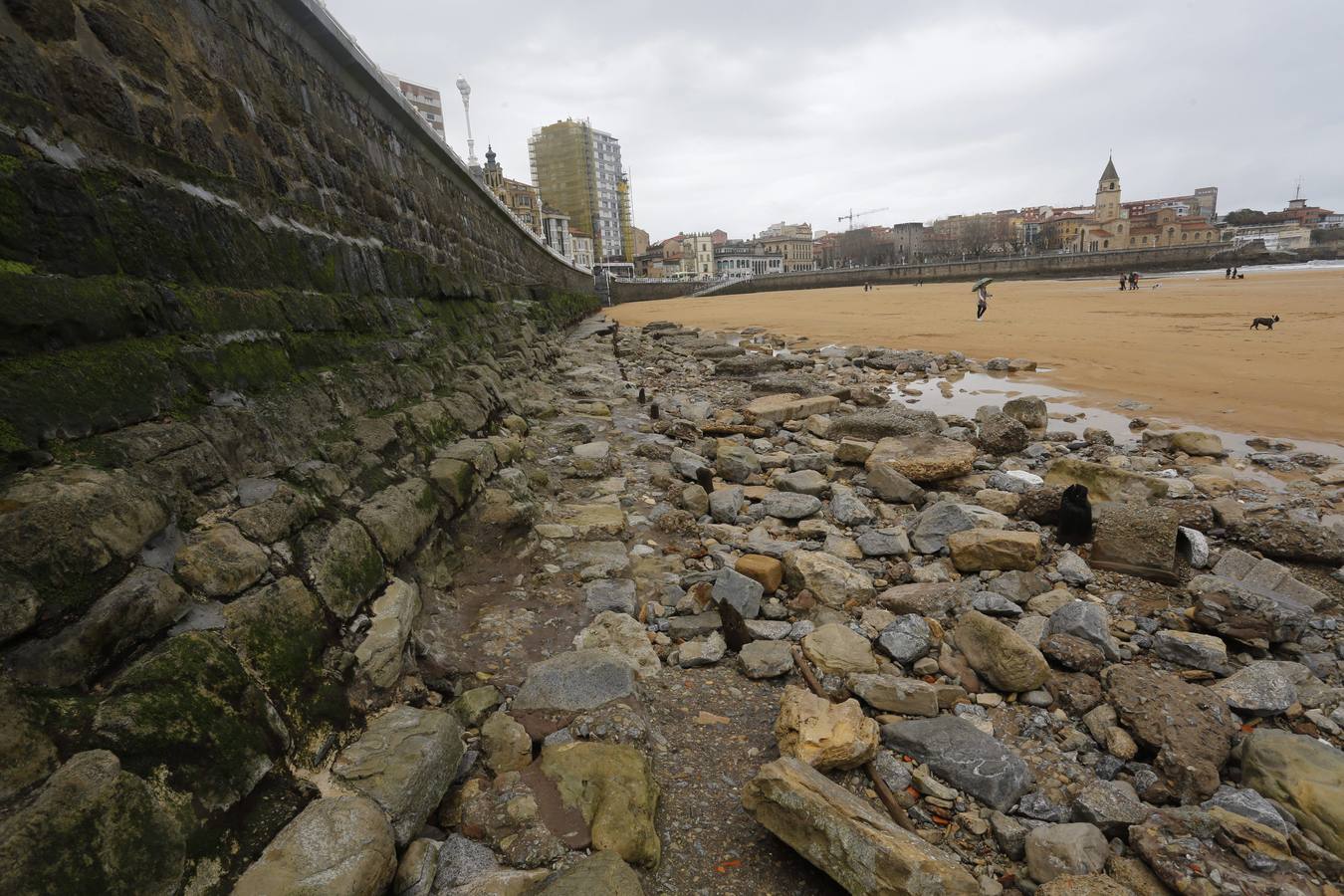 Las consecuencias de las mareas y los temporales en la playa de San Lorenzo