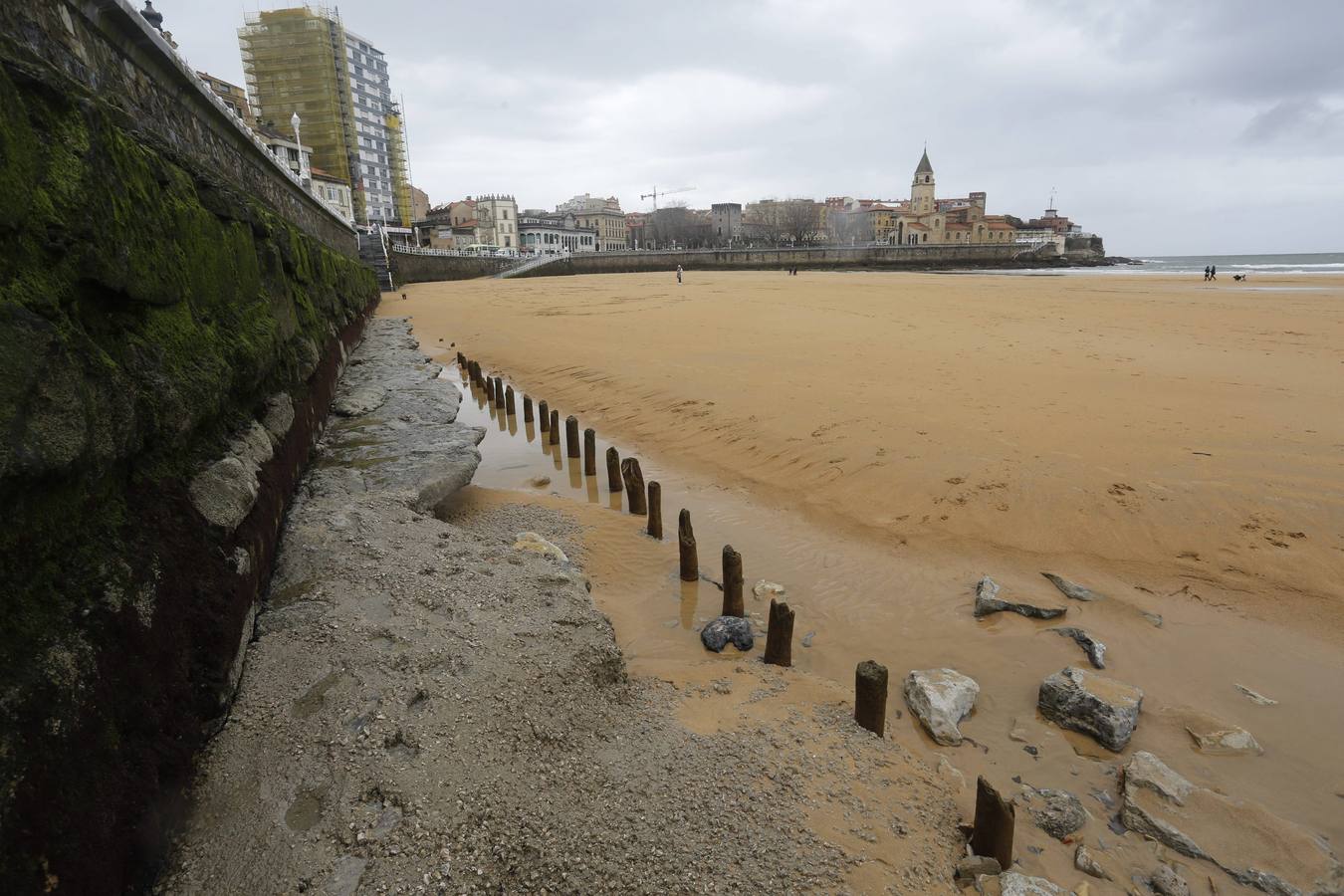 Las consecuencias de las mareas y los temporales en la playa de San Lorenzo