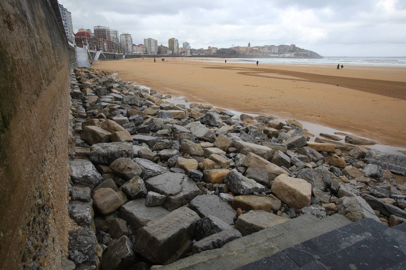 Las consecuencias de las mareas y los temporales en la playa de San Lorenzo