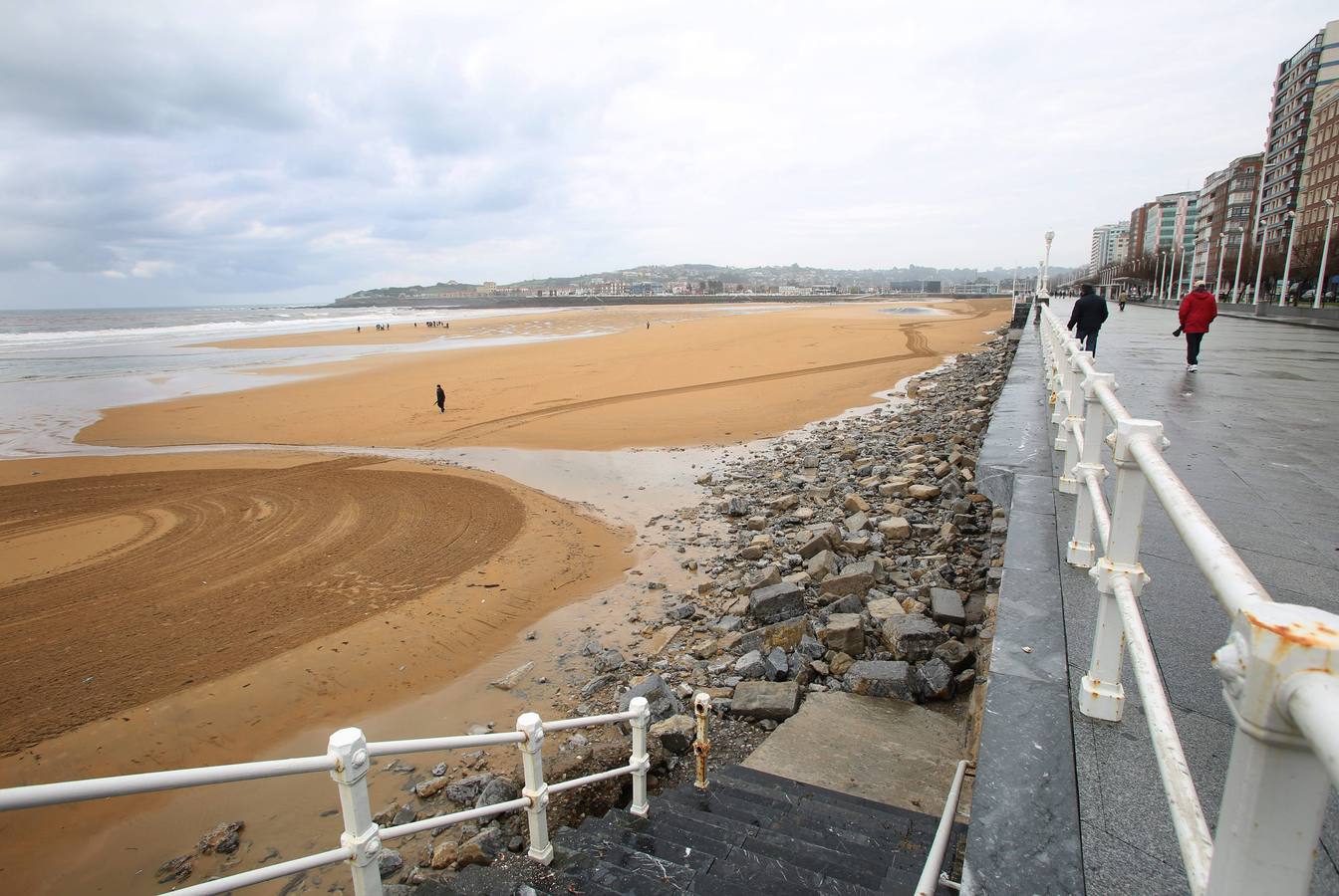 Las consecuencias de las mareas y los temporales en la playa de San Lorenzo