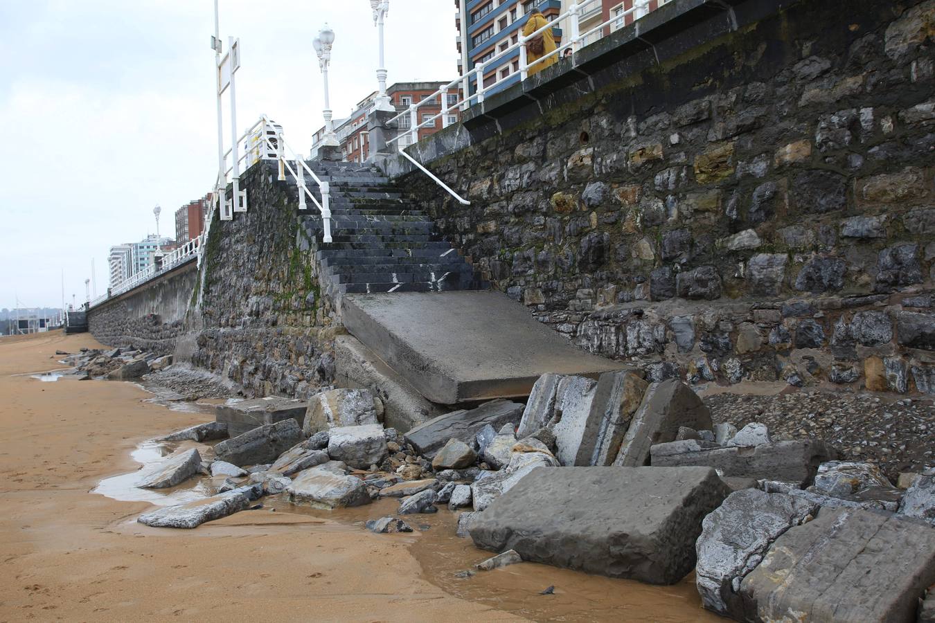 Las consecuencias de las mareas y los temporales en la playa de San Lorenzo