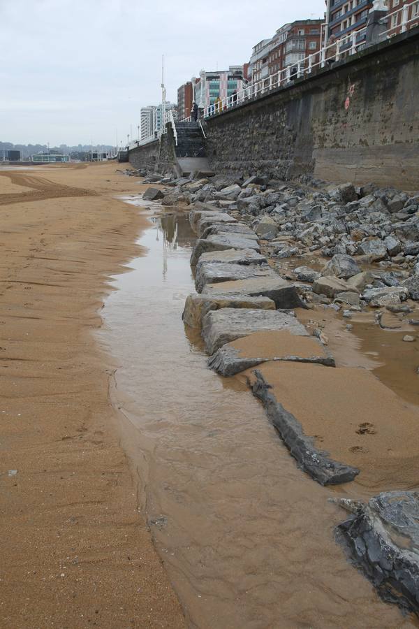 Las consecuencias de las mareas y los temporales en la playa de San Lorenzo