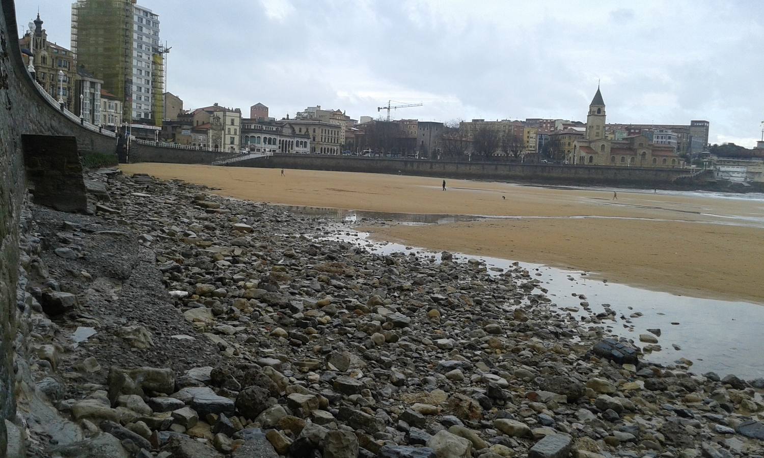 Las consecuencias de las mareas y los temporales en la playa de San Lorenzo