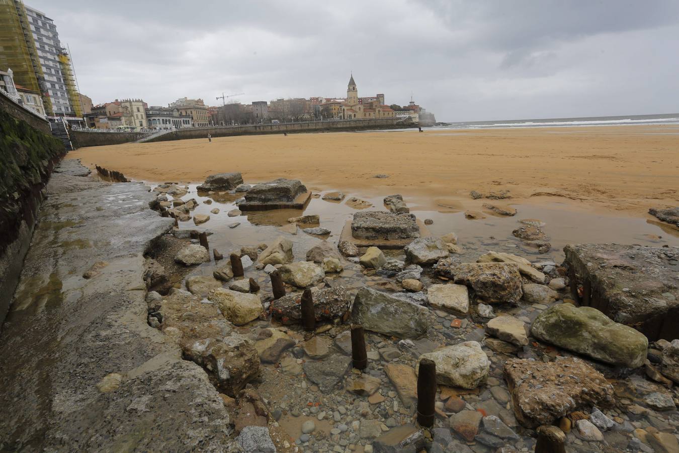 Las consecuencias de las mareas y los temporales en la playa de San Lorenzo