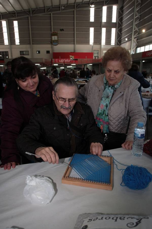 Encuentro de encajeras de bolillos en el recinto ferial de Santullano