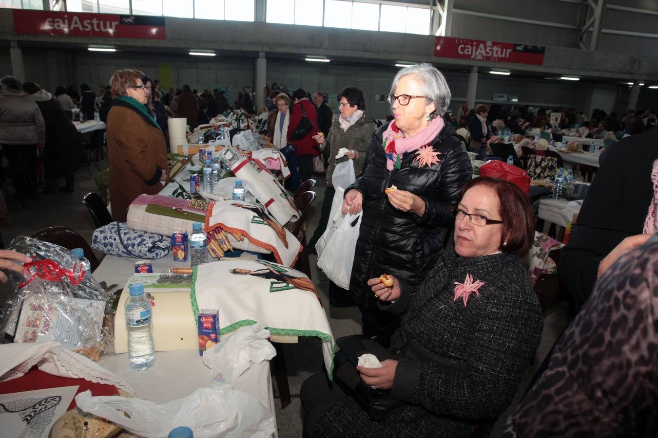 Encuentro de encajeras de bolillos en el recinto ferial de Santullano