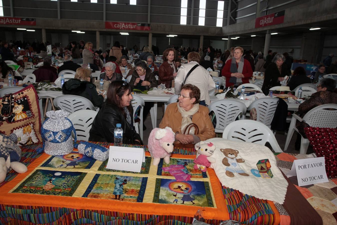 Encuentro de encajeras de bolillos en el recinto ferial de Santullano