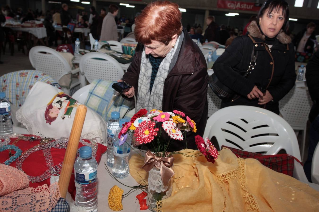 Encuentro de encajeras de bolillos en el recinto ferial de Santullano