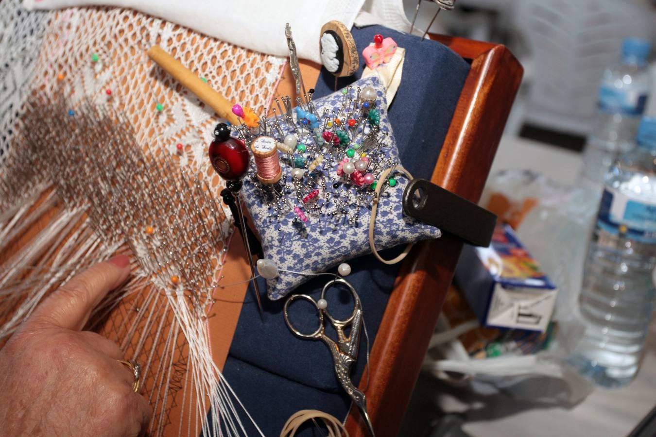 Encuentro de encajeras de bolillos en el recinto ferial de Santullano