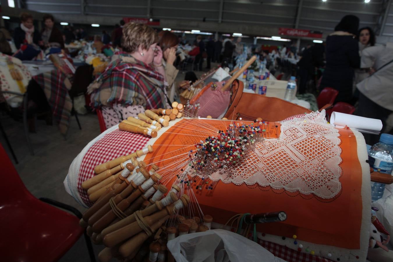 Encuentro de encajeras de bolillos en el recinto ferial de Santullano