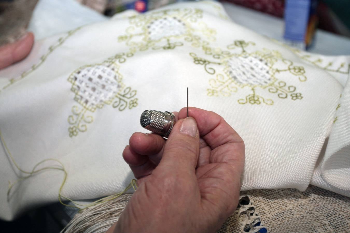 Encuentro de encajeras de bolillos en el recinto ferial de Santullano