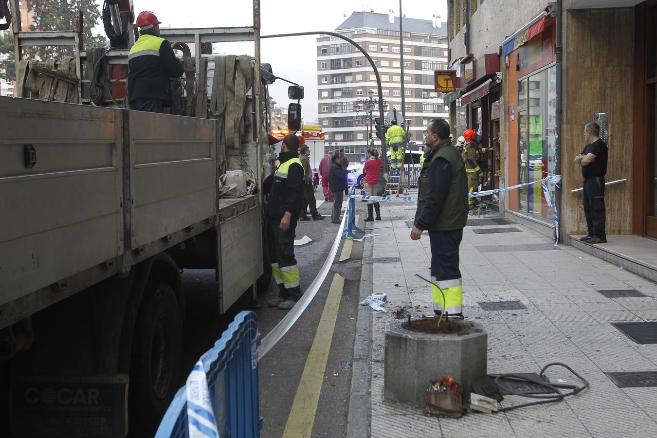 Un autobús choca contra un estanco y un semáforo en Oviedo