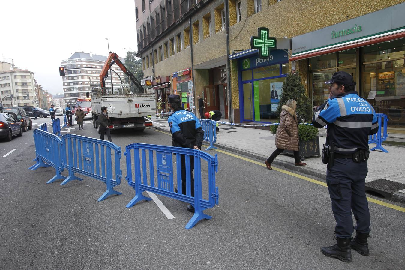 Un autobús choca contra un estanco y un semáforo en Oviedo