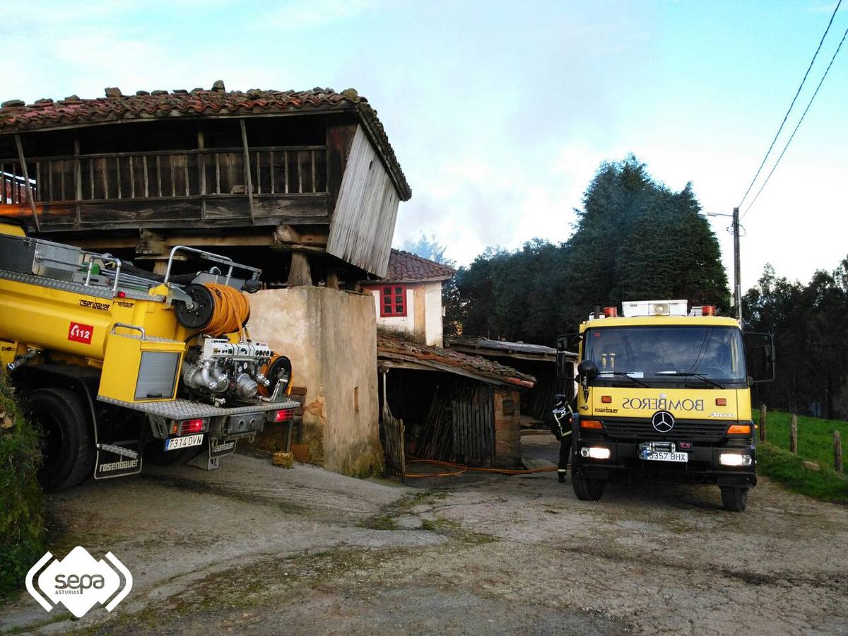 Un incendio destroza una vivienda en Valdés