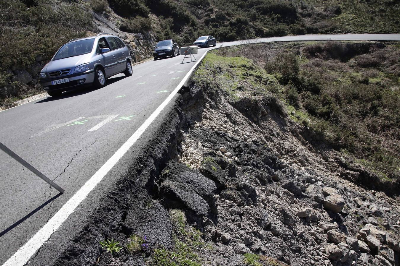 Así está la carretera de subida a los Lagos