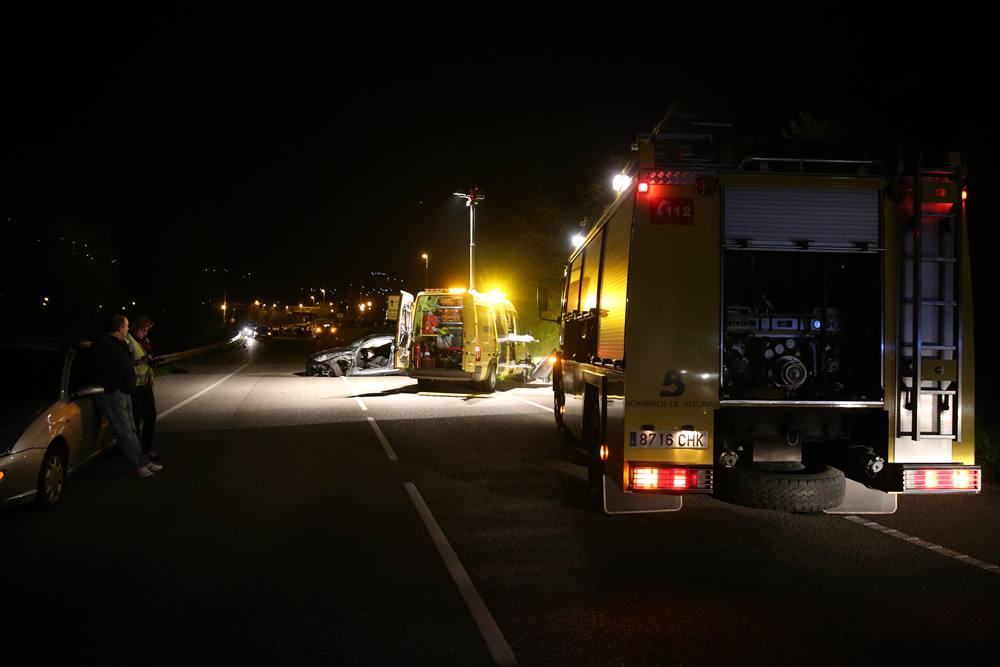 Dos heridos en la colisión de dos turismos en Ciaño
